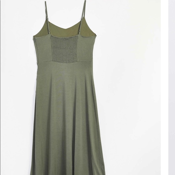 Smocked back straps midi dress - Picture 2 of 4